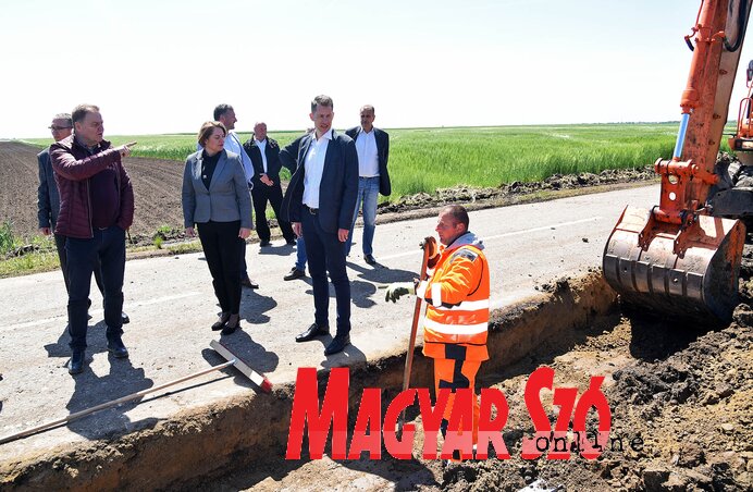 Július végére szélesebb és felújított útszakaszon közlekedhetnek (Fotó: Gergely Árpád) Július végére szélesebb és felújított útszakaszon közlekedhetnek (Fotó: Gergely Árpád)