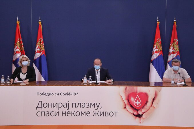 Darija Kisić Tepavčević epidemiológus, Zoran Gojković tartományi egészségügyi titkár és Goran Stevanović, a belgrádi Fertőző és Trópusi Megbetegedések Klinikájának igazgatója a pénteki sajtótájékoztatón (Fotó: Beta)