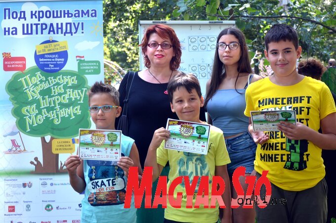 A szombaton készült felvételen a román nyelvi kvíz első három helyezettje A szombaton készült felvételen a román nyelvi kvíz első három helyezettje