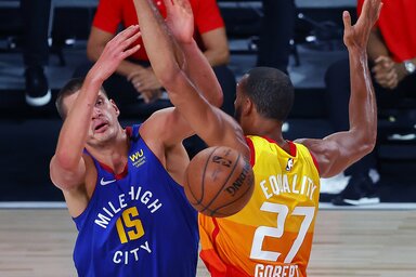 A második félidőben Jokić rendre megverte Gobert-t a palánk alatt (Fotó: Beta/AP)
