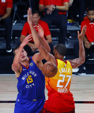 A második félidőben Jokić rendre megverte Gobert-t a palánk alatt (Fotó: Beta/AP) A második félidőben Jokić rendre megverte Gobert-t a palánk alatt (Fotó: Beta/AP)