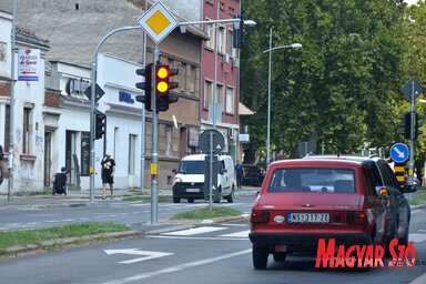 Az új szemafornak köszönhetően most biztonságosabban közlekedhetnek a környék lakói (Ótos András felvétele)