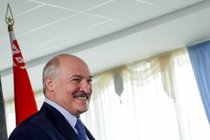 Lehet, hogy előre ivott a medve bőrére, de annyi bizonyos, hogy a voksolás előtt sem volt kétsége annak (hivatalos) kimeneteléről. Alekszandr Lukasenko (AP via Beta) Lehet, hogy előre ivott a medve bőrére, de annyi bizonyos, hogy a voksolás előtt sem volt kétsége annak (hivatalos) kimeneteléről. Alekszandr Lukasenko (AP via Beta)