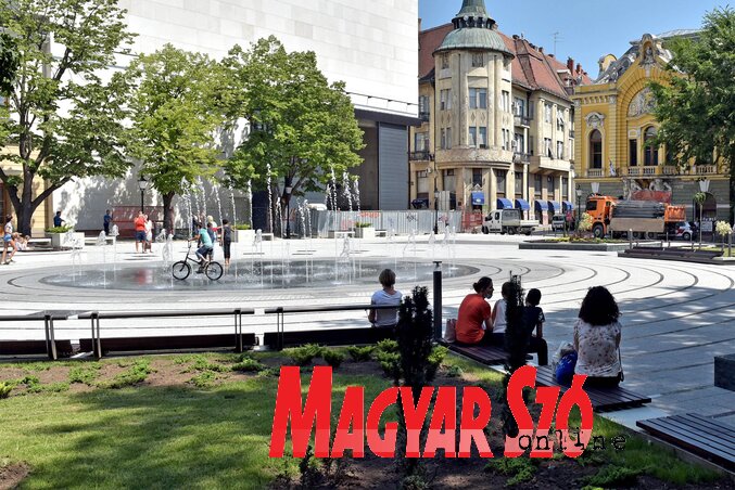 A főtér felújított részét kedden a szabadkaiak már birtokba is vették (Fotó: Gergely Árpád) A főtér felújított részét kedden a szabadkaiak már birtokba is vették (Fotó: Gergely Árpád)