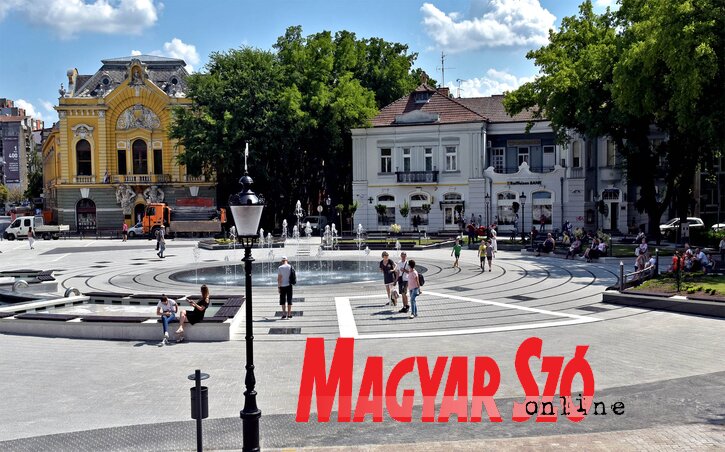 Megújult a Városháza, a Népszínház és a könyvtár közötti tér (Fotó: Gergely Árpád) Megújult a Városháza, a Népszínház és a könyvtár közötti tér (Fotó: Gergely Árpád)