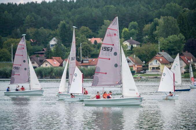 Orf�, 2020. augusztus 11.
A K�rp�t-medencei vitorl�st�bor r�sztvev�i Orf�n, a P�csi-tavon a megnyit� napj�n, 2020. augusztus 11-�n.
MTI/S�ki Tam�s Orf�, 2020. augusztus 11.
A K�rp�t-medencei vitorl�st�bor r�sztvev�i Orf�n, a P�csi-tavon a megnyit� napj�n, 2020. augusztus 11-�n.
MTI/S�ki Tam�s