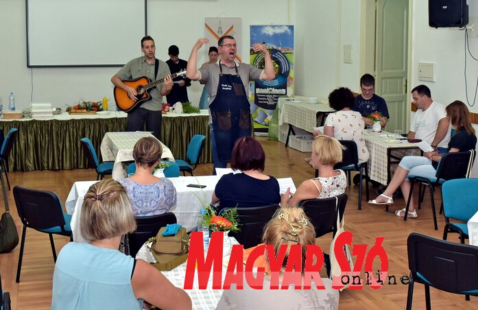 Közös énektanulás Paskó Csabával (Fotó: Gergely Árpád)