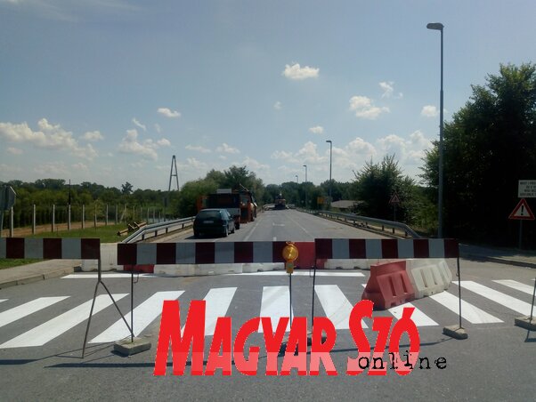 A munkálatok miatt a közúti forgalom előtt lezárták a hidat (Csincsik Zsolt felvétele)