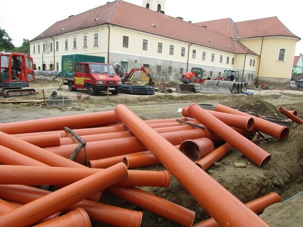 Új csatornázást kapott a tér