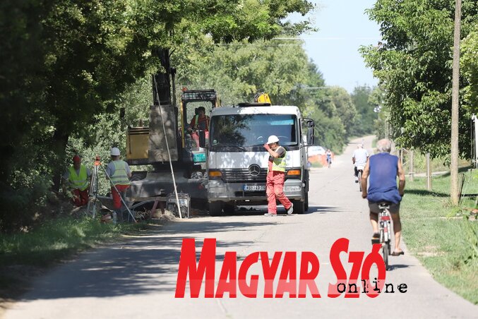 Munkagépek és munkások foglalják el az úttest egyik oldalát (Lakatos János felvétele)