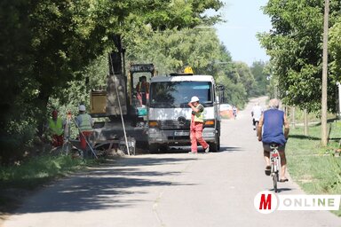 Munkagépek és munkások foglalják el az úttest egyik oldalát (Lakatos János felvétele)