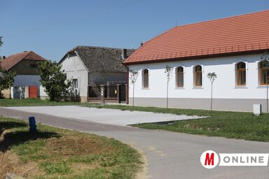 Új parkoló a Bányai János Emlékház előtt (Fotó: Lakatos János)