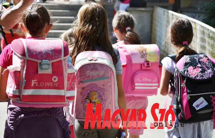 A háromrétegű maszk kötelező iskolafelszerelés lesz (Ótos András felvétele)