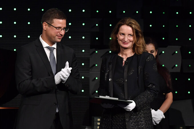 Elisabeth Ellison-Kramer osztrák nagykövet átveszi a Magyar Érdemrend tisztikereszt polgári tagozat kitüntetést (Fotó: MTI)