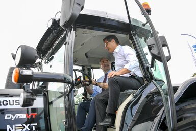 Nagy István agrárminiszter és Papp László polgármester egy traktor vezetőfülkéjében (Fotó: MTI)