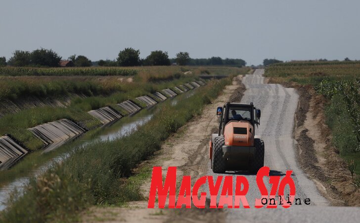 Szervízút épült a csatorna mentén (Lakatos János felvétele)