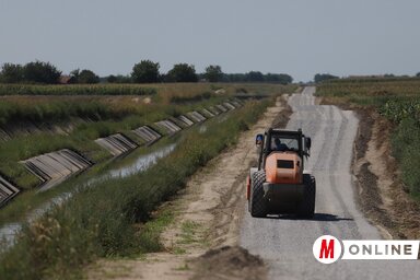 Szervízút épült a csatorna mentén (Lakatos János felvétele)