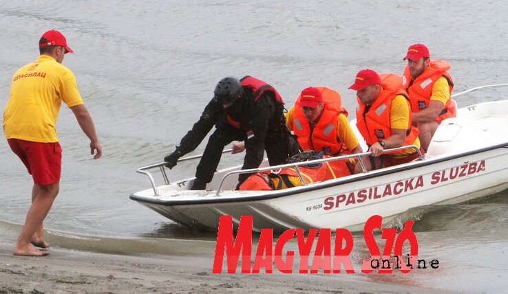 A Strandon a mentőszolgálat éberen figyel a fürdőzők biztonságára, rendszeresen gyakorlatoznak, esetenként másik szolgálatokkal közösen is (Ótos András felvétele)