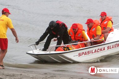 A Strandon a mentőszolgálat éberen figyel a fürdőzők biztonságára, rendszeresen gyakorlatoznak, esetenként másik szolgálatokkal közösen is (Ótos András felvétele)