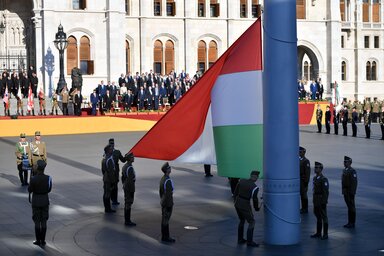 Felvonják a nemzeti lobogót (Fotó: MTI)