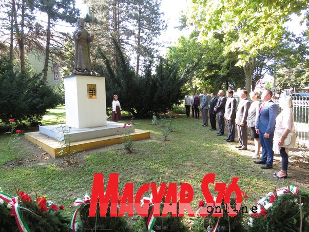 A koszorúzási ünnepség a moholi Szent István-szobornál (Csincsik Zsolt felvétele) A koszorúzási ünnepség a moholi Szent István-szobornál (Csincsik Zsolt felvétele)