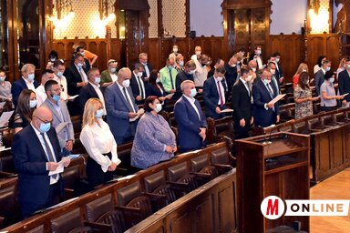 A képviselők leteszik az esküt (Fotó: Gergely Árpád)