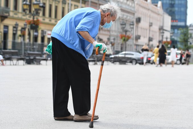 Városi mindennapok: 33 fokon maszkban, kesztyűben, kétrét görnyedve. Készült a minap Újvidéken (Fotó: Beta)