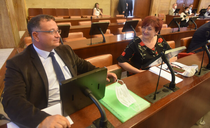 A koronavírus-járvány miatt a tegnapi városi parlament ülését a tartományi képviselőházban tartották meg, felvételünkön Kiss Gyula és Ladisity Melinda, akik a VMSZ-t és az újvidéki magyarság érdekeit képviselik a városi-képviselő testületben (Ótos András 