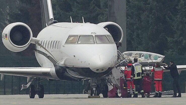 Alekszej Navalnijt kiemelik az érte küldött gépből a berlini Tegel repülőtéren (Fotó: Beta)