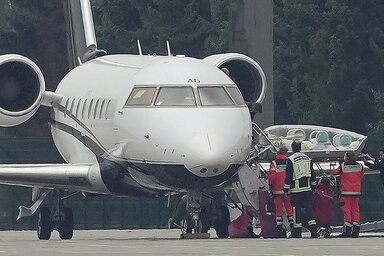 Alekszej Navalnijt kiemelik az érte küldött gépből a berlini Tegel repülőtéren (Fotó: Beta)