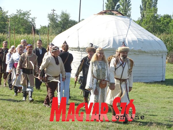Korhű ruházatban a hagyományőrzők (Góbor Béla felvétele) Korhű ruházatban a hagyományőrzők (Góbor Béla felvétele)