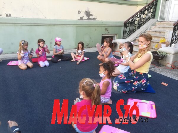 A kicsik a dallam és a ritmus alapjait tanulják meg (Fehér Rózsa felvétele)