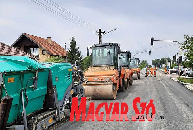 Elvonultak a nehéz gépek, átadták a forgalomnak az utat (Góbor Béla felvétele)