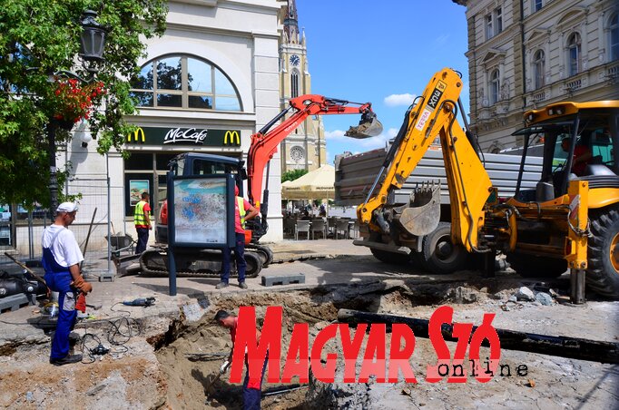 A Színháztér felújítását elhalasztották, mert a versenypályázatra beérkezett pályázatok nem feleltek meg a követelményeknek. A környéken továbbra is átfogó, közműhálózati munkálatok folynak, a felvétel tegnap készült az Apolo központ előtt (Dávid Csilla felvétele)