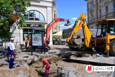 A Színháztér felújítását elhalasztották, mert a versenypályázatra beérkezett pályázatok nem feleltek meg a követelményeknek. A környéken továbbra is átfogó, közműhálózati munkálatok folynak, a felvétel tegnap készült az Apolo központ előtt (Dávid Csilla felvétele)