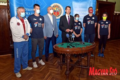 Stevan Bakić és Pásztor Bálint az atléták küldöttségével (Fotó: Gergely Árpád)