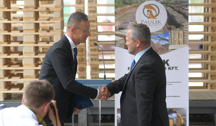 Szijjártó Péter átadja az okiratot Paulik Zsolt ügyvezetőnek (Fotó: MTI) Szijjártó Péter átadja az okiratot Paulik Zsolt ügyvezetőnek (Fotó: MTI)