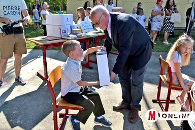 Hajnal Jenő, az MNT elnöke adta át az első beiskolázási csomagokat (Fotó: Gergely Árpád)
