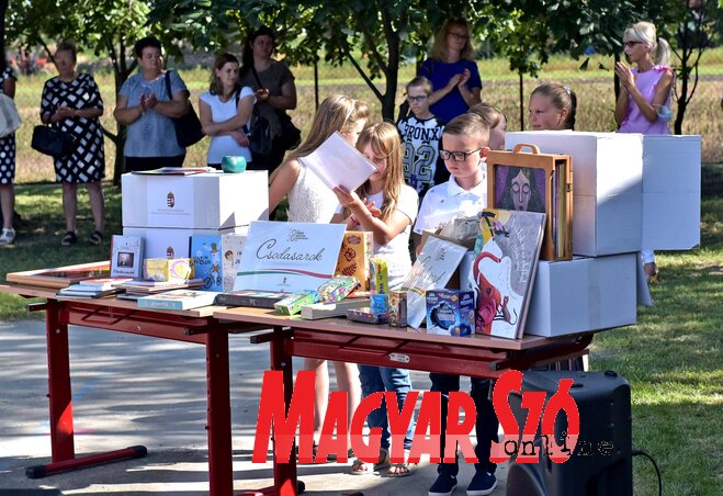 Sok hasznos taneszköz került a beiskolázási csomagba (Fotó: Gergely Árpád)