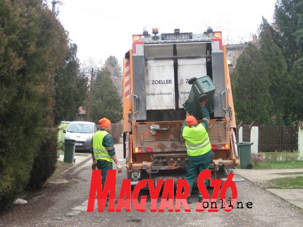 A Tisza Mente heti rendszerességgel viszi el a szemetet (Fehér Rózsa felvétele)