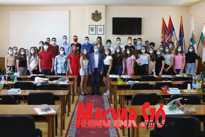 A topolyai község legjobb tanulói Szatmári Adrián polgármesterrel (Lakatos János felvétele)