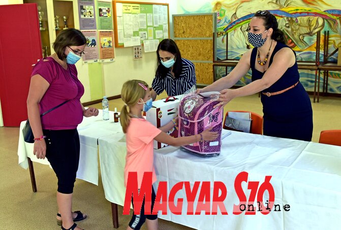 A 143 szabadkai magyar elsős a Majsai Úti Általános Iskolában vehette át a csomagját (Fotó: Gergely Árpád) A 143 szabadkai magyar elsős a Majsai Úti Általános Iskolában vehette át a csomagját (Fotó: Gergely Árpád)