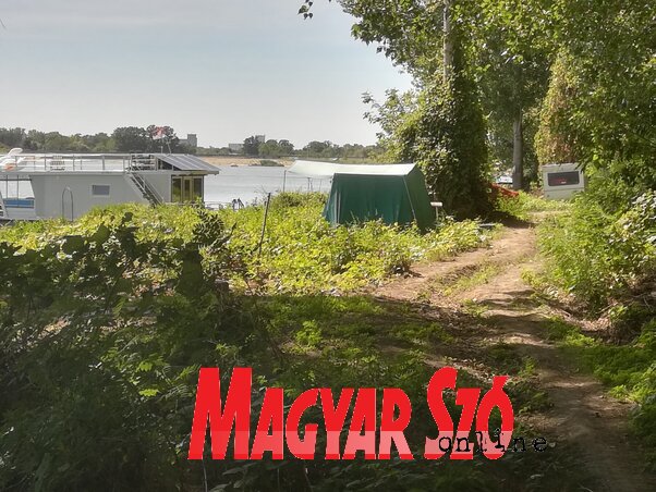 Két éve minden építményt szétszedtek a közvállalatok munkásai a parton (Fehér Rózsa felvétele)