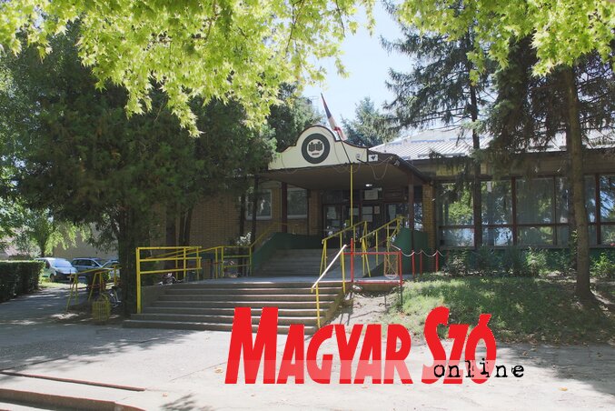Kedden 315 diák kezdi meg tanulmányait a bácsfeketehegyi iskolában (Lakatos János felvétele) Kedden 315 diák kezdi meg tanulmányait a bácsfeketehegyi iskolában (Lakatos János felvétele)