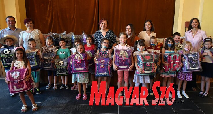 A József Attila Általános Iskola leendő elsősei örülnek az ajándékoknak (Fotó: Ótos András)