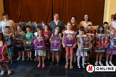 A József Attila Általános Iskola leendő elsősei örülnek az ajándékoknak (Fotó: Ótos András)