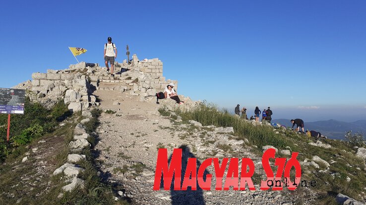 A kápolna romjai a Rtanj-hegység csúcsán zarándokhely sokak számára (Fotó: Győri Norbert) A kápolna romjai a Rtanj-hegység csúcsán zarándokhely sokak számára (Fotó: Győri Norbert)