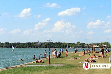 Igazi strandhangulat a parton (Benedek Miklós felvétele)