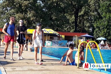 Utolsó fürdőzések a zentai medencében (Homolya Horváth Ágnes felvétele)