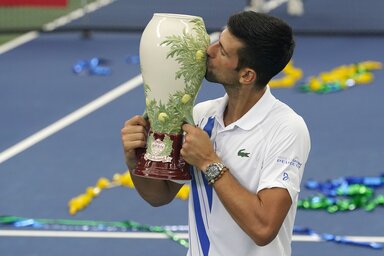 Novak Đoković a járványszünet utáni első serleggel (Fotó: Beta/AP)